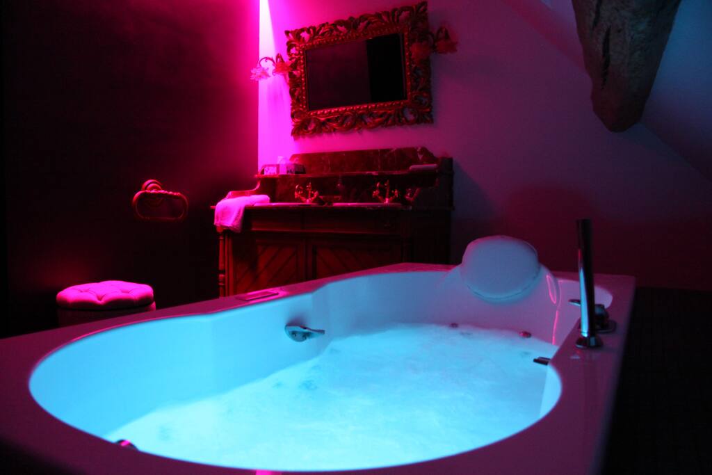 Salle de bain privative de la chambre "Les Grands-Chaillots", 20 m2,avec une grande baignoire balnéo et grande douche à jets, un dressing et 1 toilette indépendant.