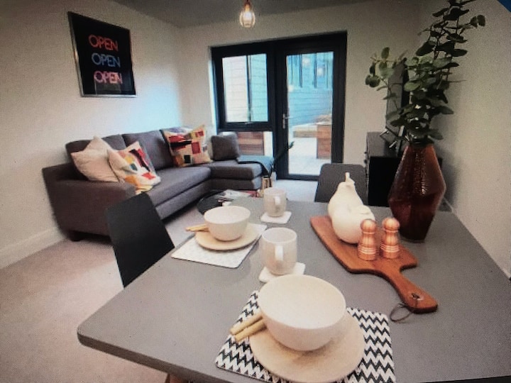 Modern 2 Bed Apt. Furnished & In City Centre - Hemel Hempstead