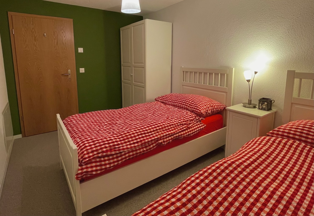 Dhoma e dytë e gjumit me 2 krevate tekë të rehatshëm,