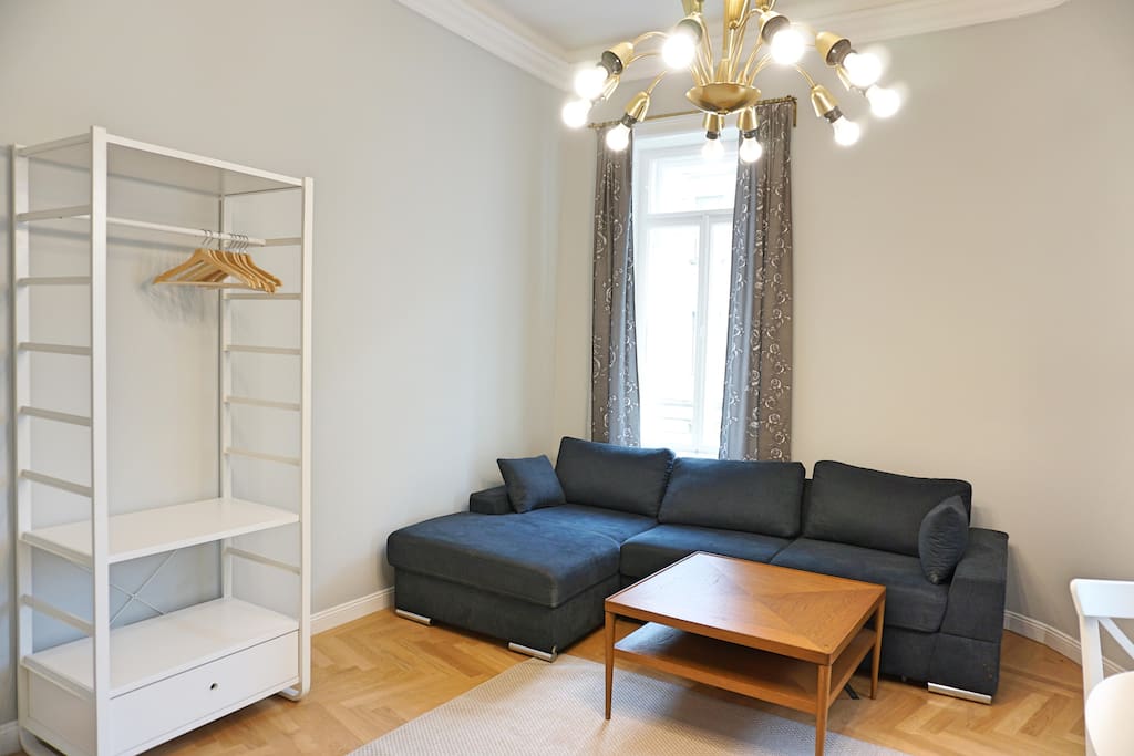Wohnzimmer mit ausziehbarem Sofa