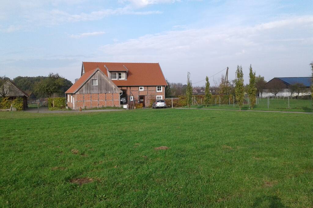 Komplettes Gebäude, FeWo im Vordergrund
