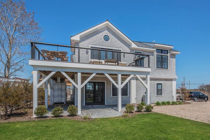 Absolutely stunning! New water front house gallery image 3