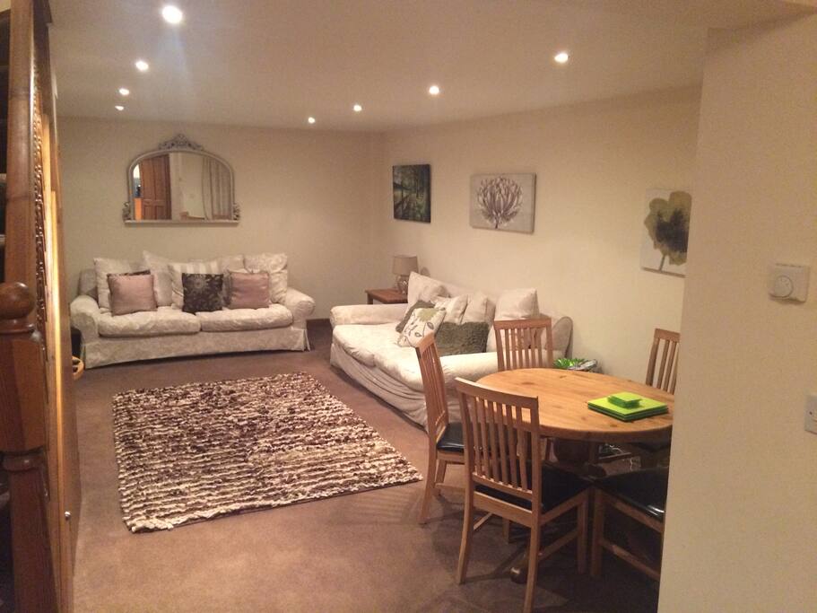 Lounge & Dining Area