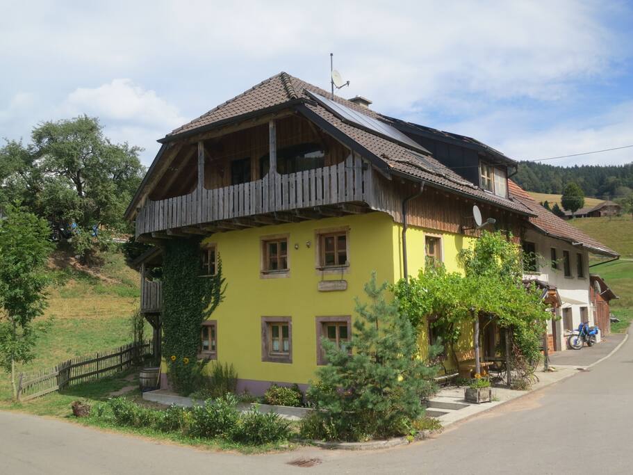 Das renovierte Bauernhaus von aussen