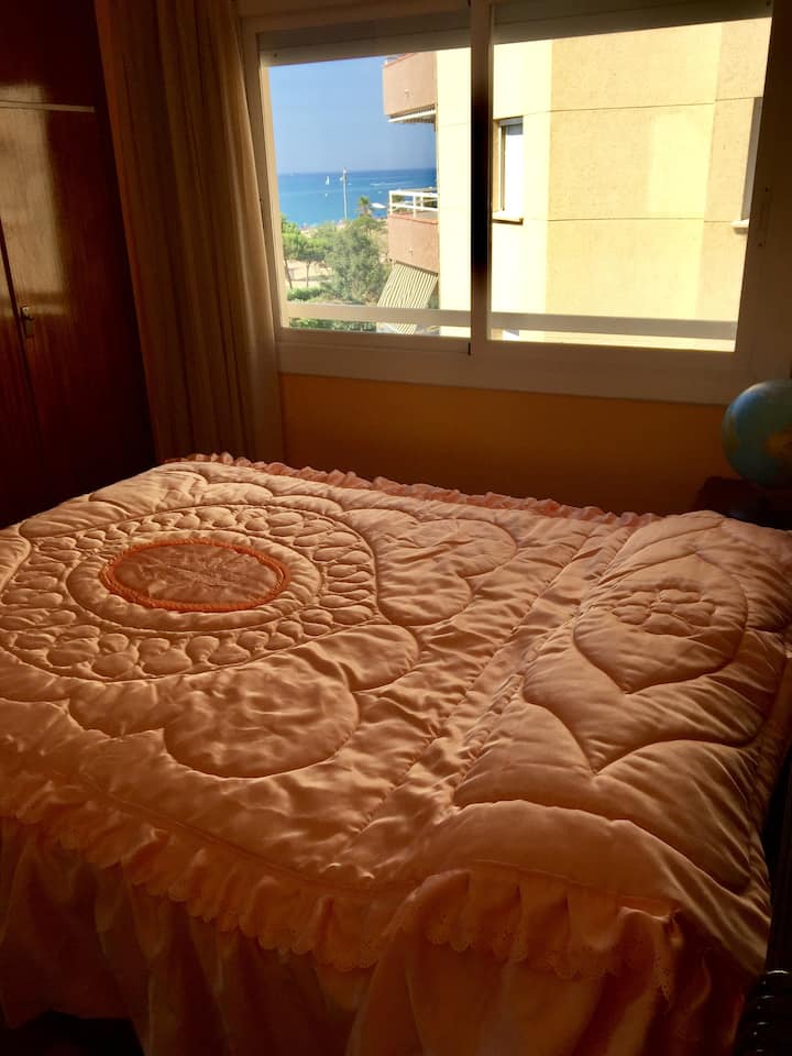 Habitación con la cama de matrimonio y armario empotrado. ოთახი ორმაგი საწოლით და ჩაშენებული გარდერობით. ორადგილიანი ნომერი ჩაშენებული გარდერობით