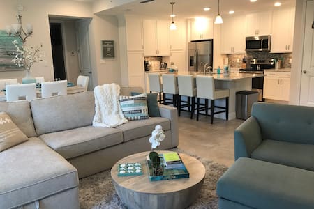 Spacious & Luxurious Getaway Water view Near Beach