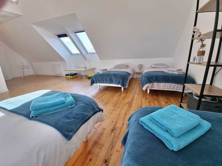 Espace avec 4 lits simples 90 x 190, étagères,  coin jeux, lecture, salle de douche, WC, et petite vue mer (2ème étage)