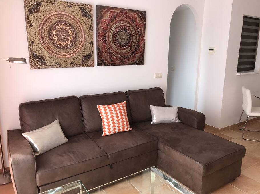 Sofá con chaise longue convertible en sofá cama