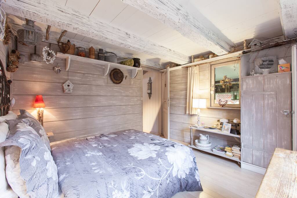 Un regard sur la chambre Jardin / A view of the Jardin room
