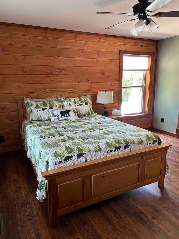 سرير بحجم كبير في الطابق السفلي