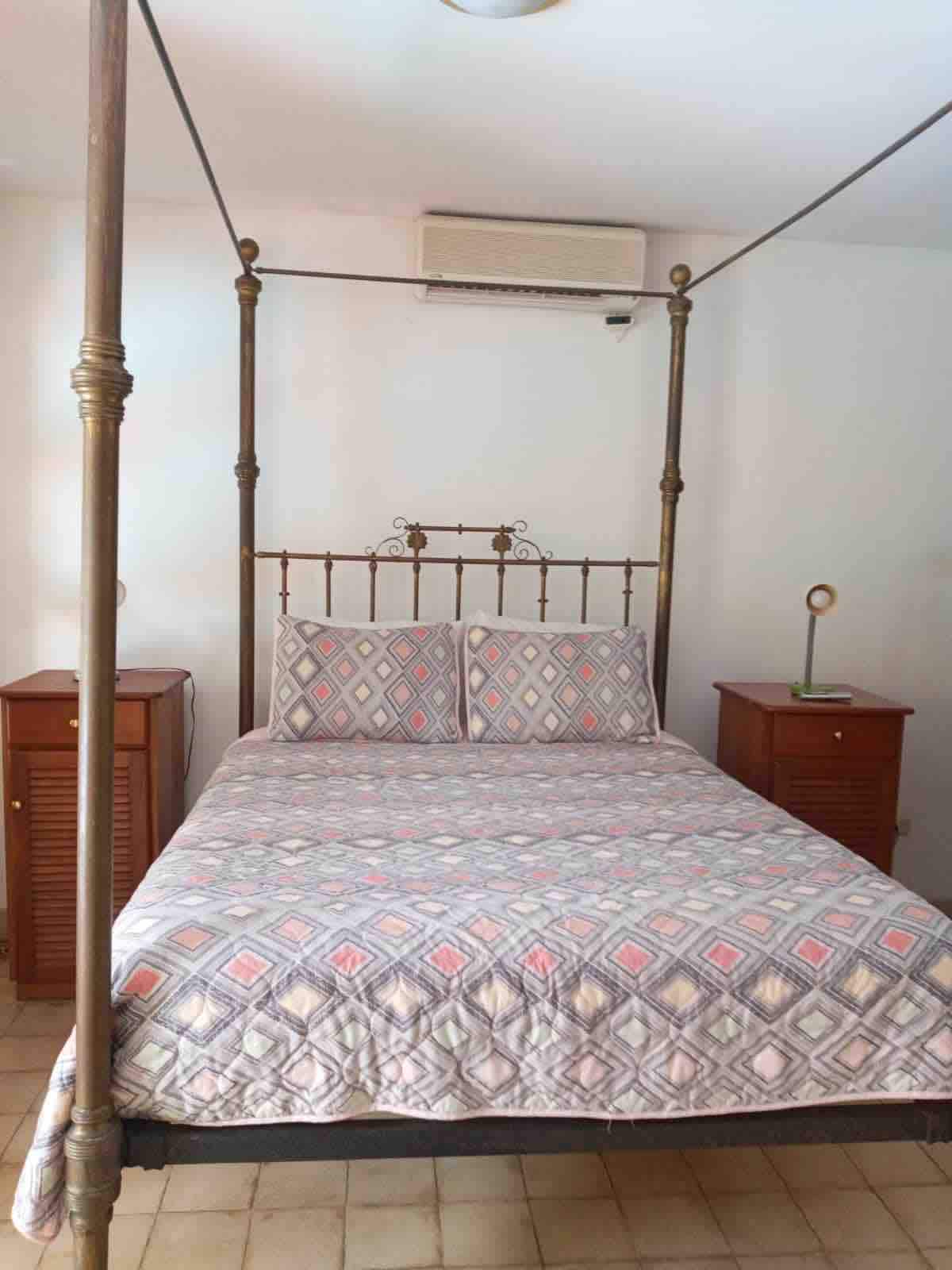 一楼卧室，配有标准双人床、卫生间和壁橱。 