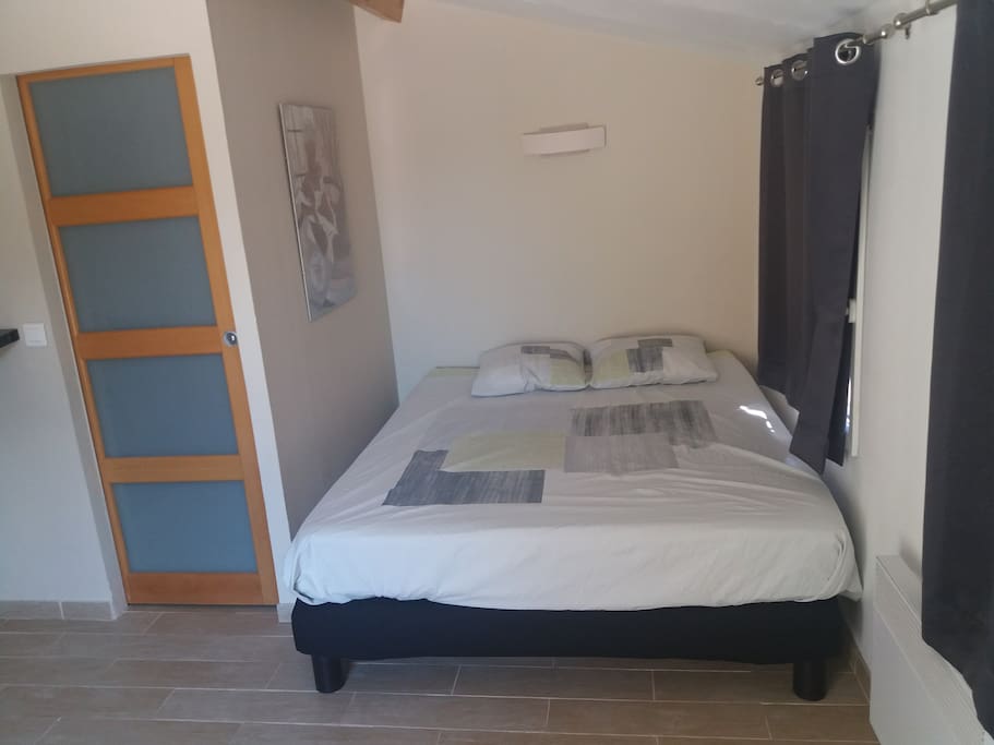 chambre avec lit de 160cm