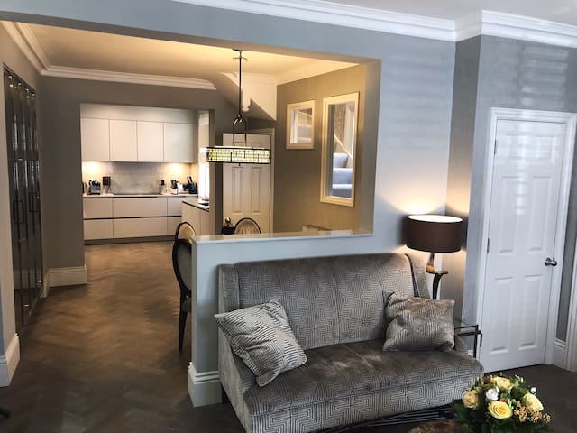 *Luxury 3 bedroom Townhouse in Chelsea, London* gallery image 5