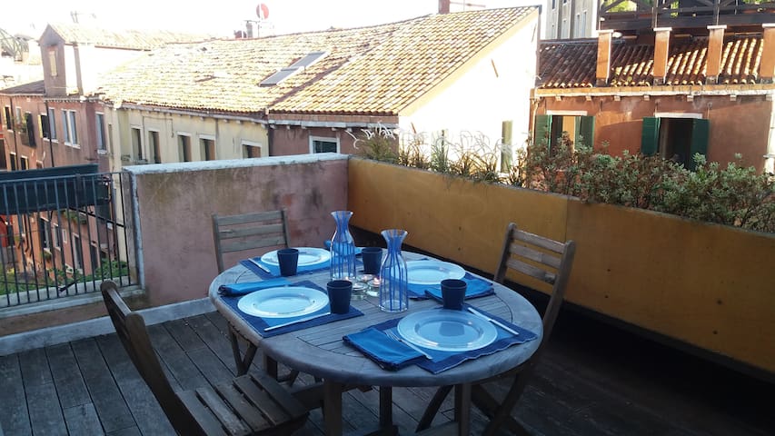 Spacious and bright apt. in the center of Venice