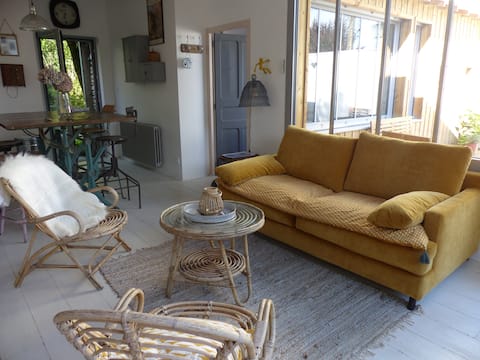 Popular Airbnb listing: Le Nid du Héron: urban cottage with heated pool in Bellevue Chantenay Sainte Anne