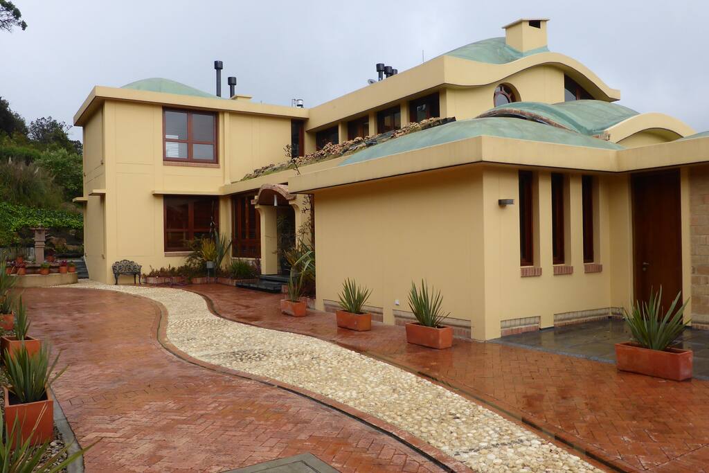 A beautiful adobe villa surrounded by gardens and a spectacular view of the Colombian highlands.