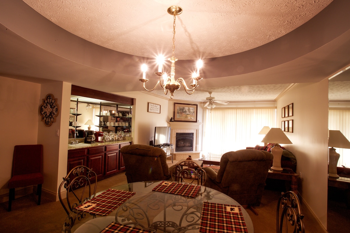 إطلالة من منطقة الطعام إلى غرفة المعيشة