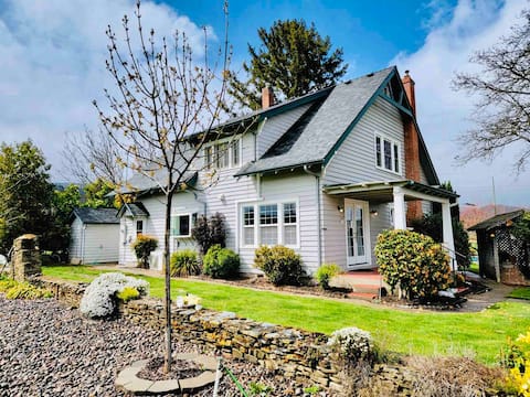 Historic 5bdrm surrounded by beauty, min from city