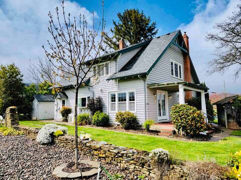 Historic 5bdrm surrounded by beauty, min from city