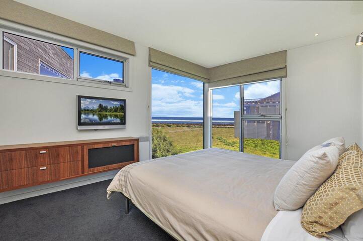 Whispers gallery image 5