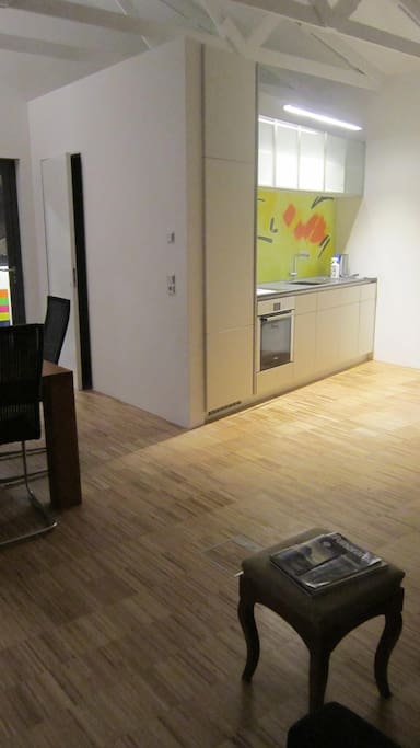 Blick auf die Küchenzeile und das dahinter liegende Badezimmer