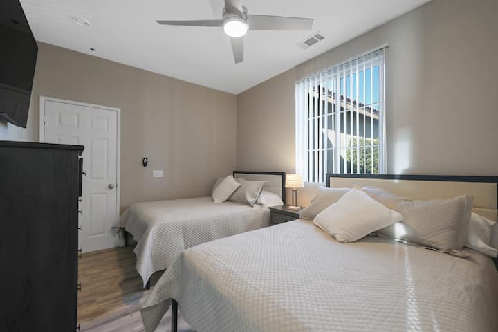 2 lits doubles disponibles dans cette jolie chambre avec votre propre télévision.   Idéal pour les enfants comme pour les adultes !