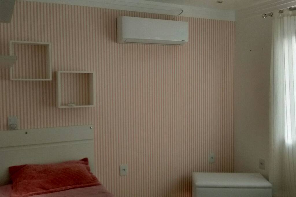 quarto com cama de solteiro e auxiliar