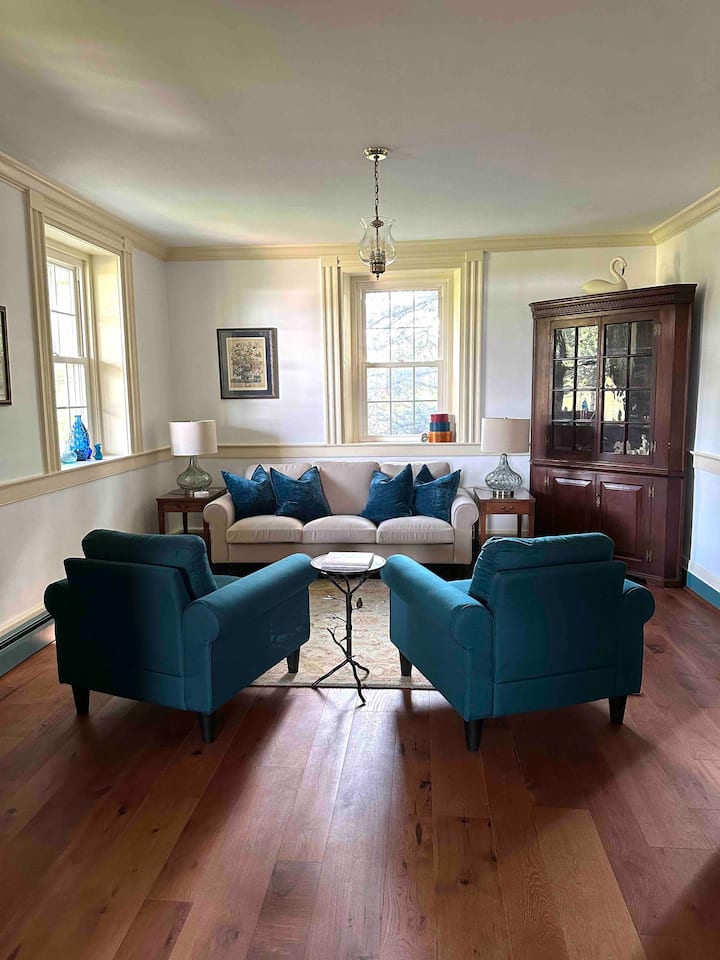 Spacious 1800s Orchard Farmhouse - Lancaster