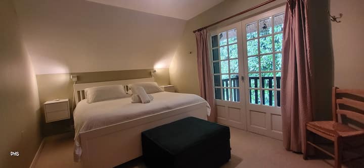 Bedroom 1, 180x200 bed with 4 under bed storage drawers, Casper mattress (hotel quality), 2 hanging bedside tables 2 drawers, 2 dimmable bedside lamps.
4-door storage closet with wardrobe + shelves