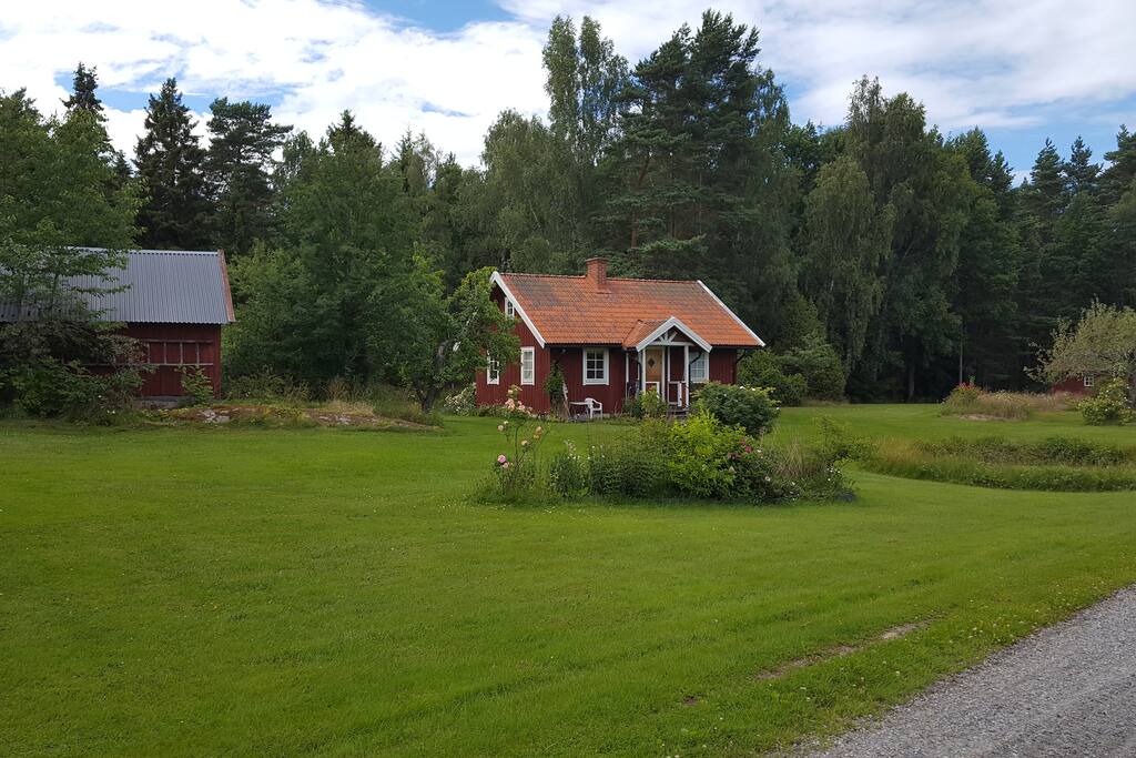 Stugan ligger långt in på återvändsväg.
