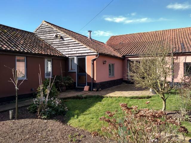Peaceful, rural country cottage