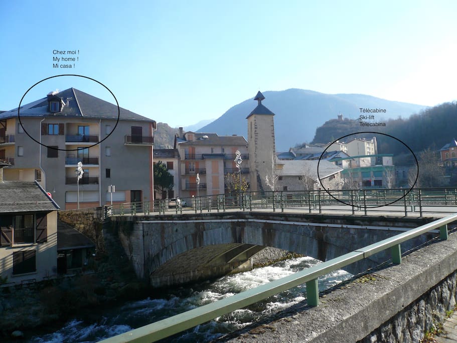 L'appartement au troisième et quatrième étage d'une résidence avec ascenseur située à 50m du télécabine qui vous amènera aux pistes. Ainsi vous pourrez profiter du ski et des sources chaudes le soir en rentrant !