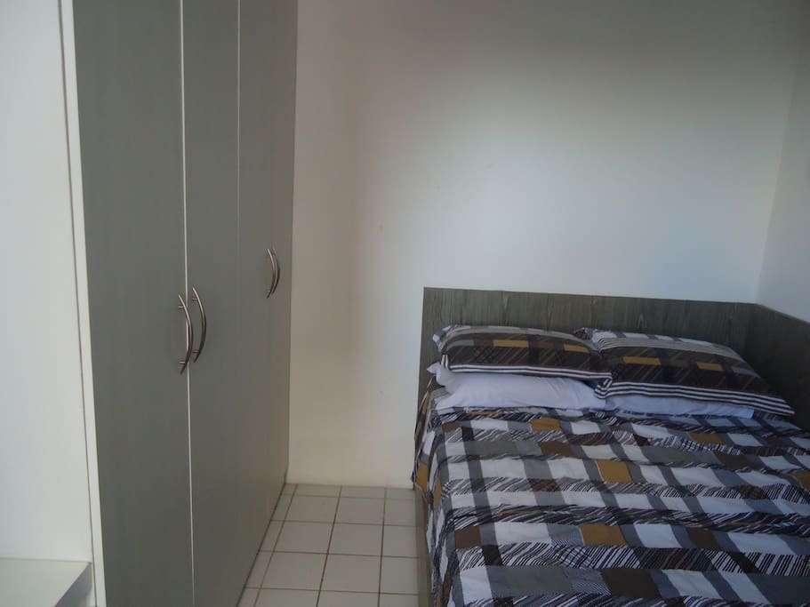 Cama de casal com molas ensacadas e guarda roupas com 4 portas