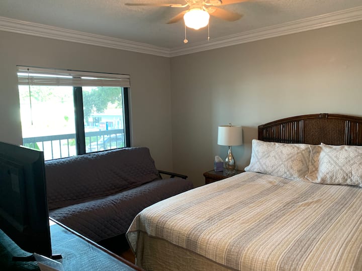 غرفة نوم ثانية بسرير بحجم كبير من الإسفنج المرن ، 
فوتون ميموري فوتون كامل وتلفزيون ذكي