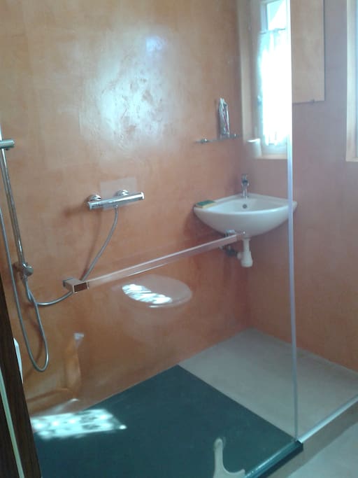 douche, wc à l'étage