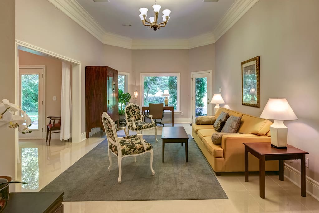 Location, location, location!
A 3 bedroom apartment. Perfect for families. Plus 1 queen sleeper and 1 twin sleeper.