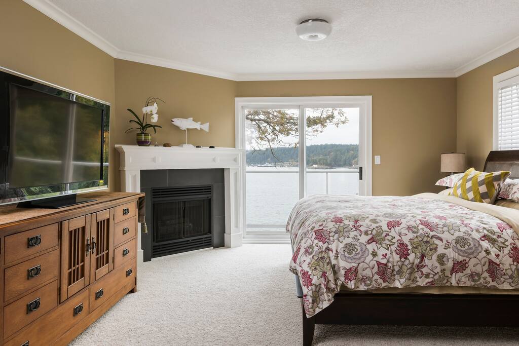 SPECTACULAR OCEAN VIEW SUITE - relax in this modern spacious suite and enjoy a movie at the end of your day from the 46" flat-screen Sony TV