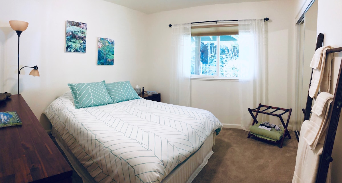 В спалните има камериер за багаж, светлина за четене, големи прозорци.