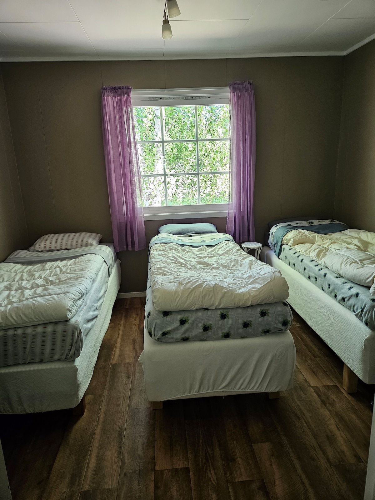 1 cama individual x 90 cm,  2 camas individuales x  75 cm. Se pueden combinar 2 camas individuales en una cama doble si lo deseas.