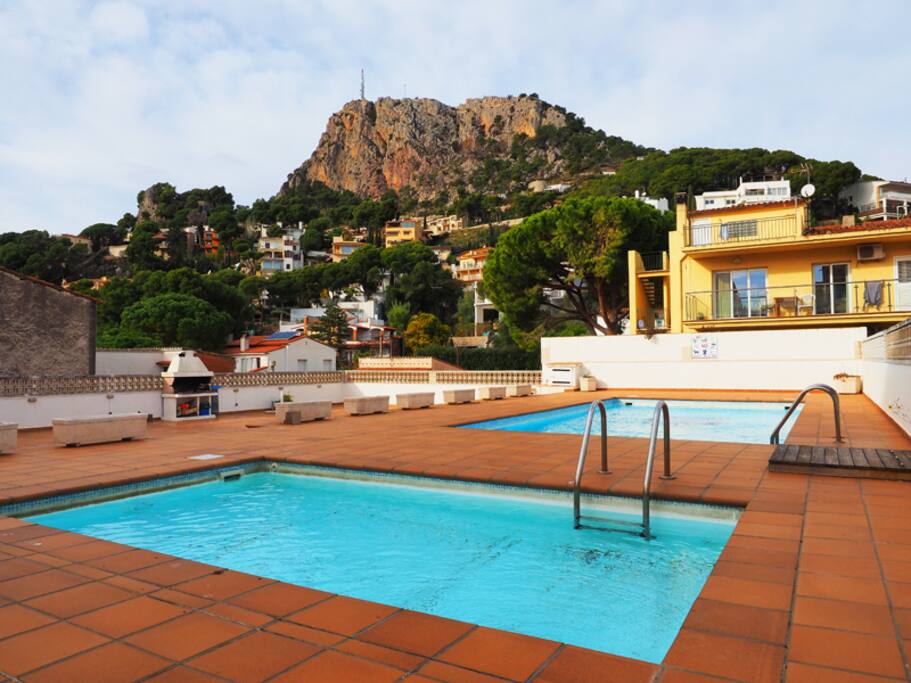 Piscina comunitaria con barbacoa y vistas a la montaña