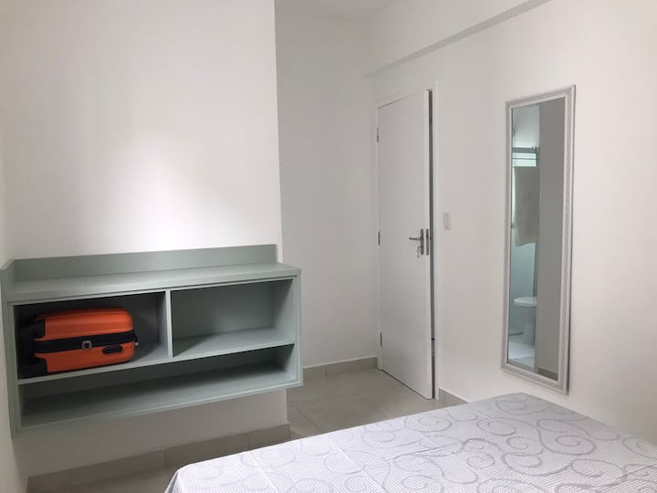 Chumba cha kulala mara mbili na kioo kamili cha mwili.