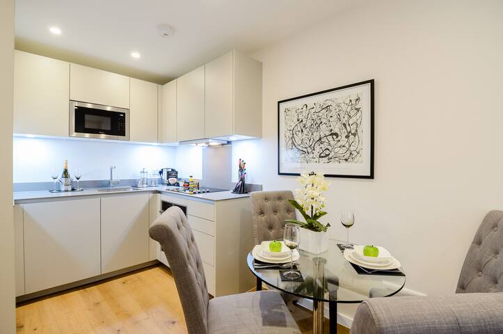 Modern Aesthetic 2bed 2bath, South Kensington gallery image 4
