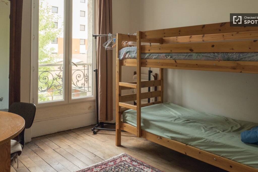 other room face to the garden with 2 bunk bed