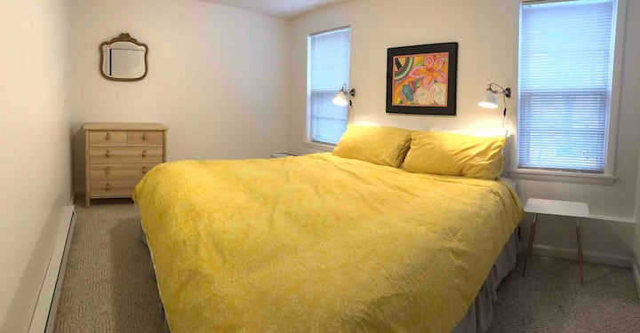 2e chambre avec lit king size, porte-bagages pour valise, rangement dans la commode et placard avec cintres. 