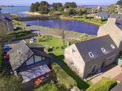 2 waterfront houses for 14 people