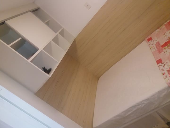 ห้องนอนพร้อมเตียงคู่ 1 หลังและตู้บิวท์อิน เหมาะสำหรับการนอนหลับอย่างสงบ