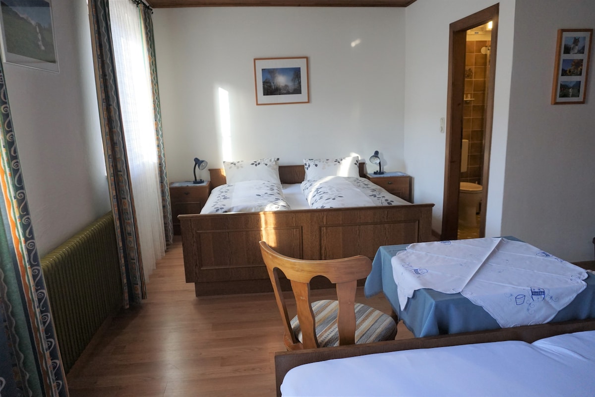 Chumba cha watu wanne kilicho na bafu na choo