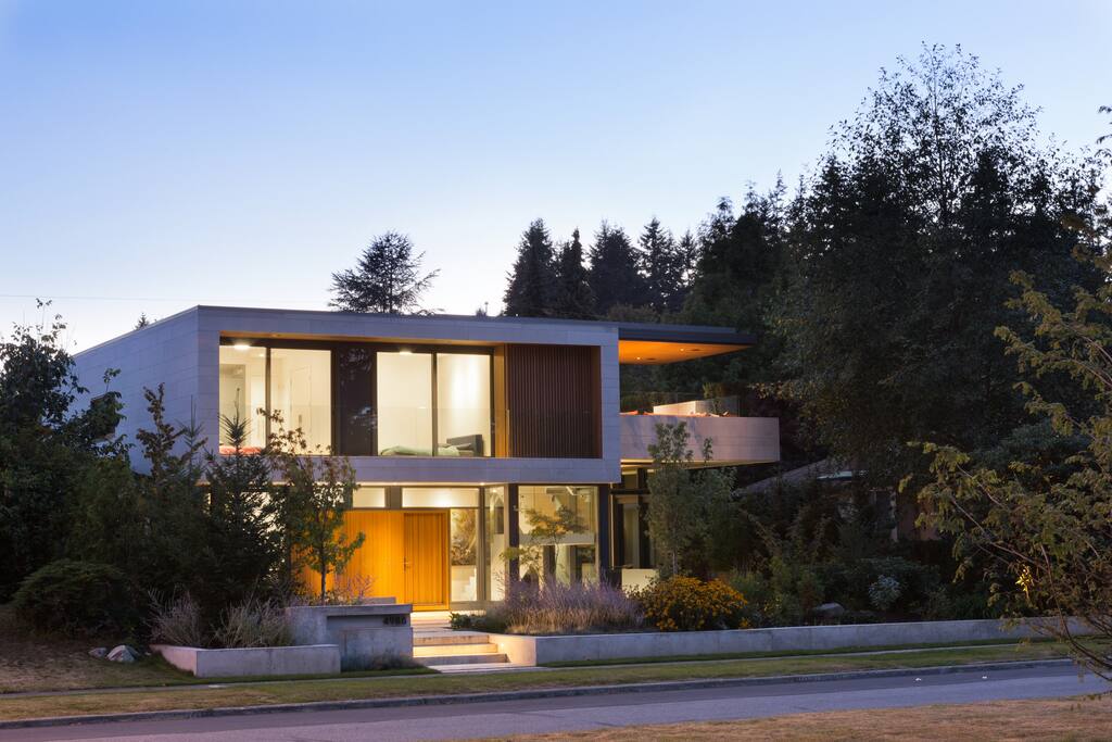 Front of the house. Entrance the forest trails can be seen.