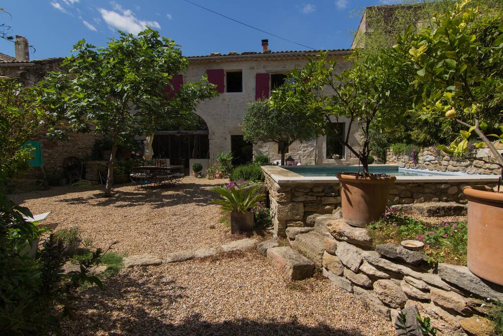Le jardin et la maison vus de l'entrée.