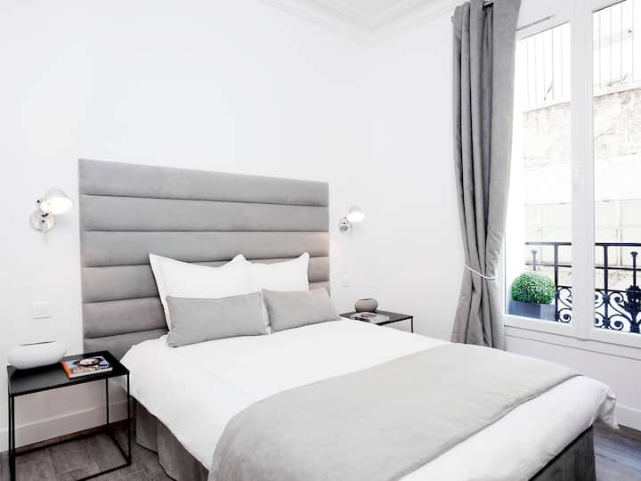 EN: First bedroom with double bed, linen and working space / FR: Primera habitación con cama doble, juegos de cama y espacio de trabajo
